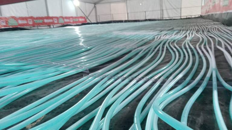 La superficie de la pista es de 15 por 20 metros.