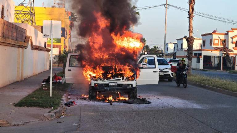 Una camioneta es consumida por las llamas tras cortocircuito en el norponiente de Los Mochis