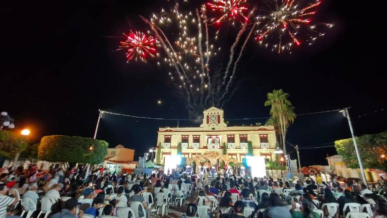 El evento inició alrededor de las 18:00 horas, y tuvo lugar en la explanada municipal.