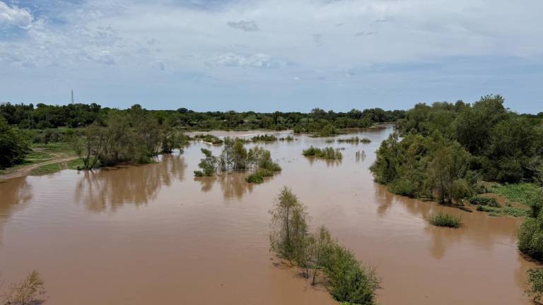 El cauce del Río Presidio registró un aumento crítico que arrastró la red principal de conducción de agua potable que abastece a Villa Unión.