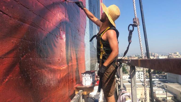 Muralista sinaloense triunfa en California y quiere traer su arte a Mazatlán