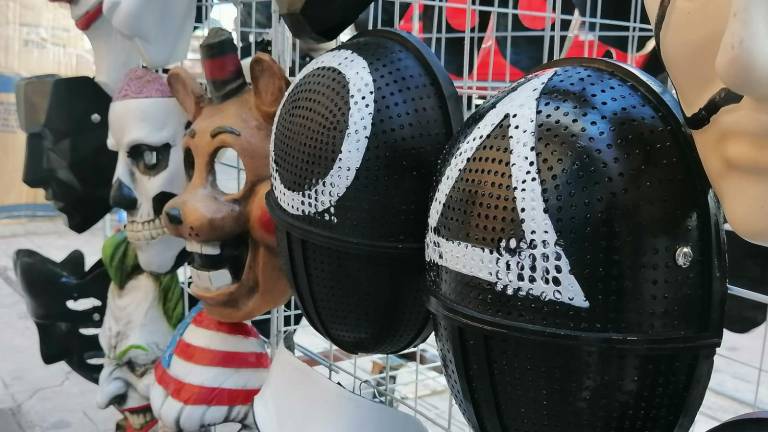 Calabazas, disfraces, máscaras, pelucas, sangre artificial y pinturas faciales se pueden adquirir en el primer cuadro de Culiacán.
