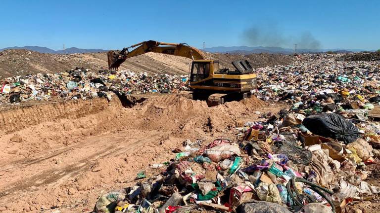 Las autoridades piden a la población que evite tirar basura en los tiraderos clausurados.