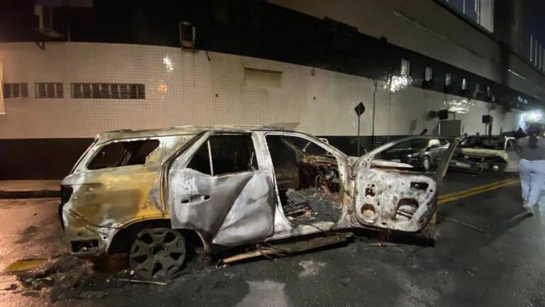El auto del delantero del Santos, Steven Mendoza, fue quemado en las afueras de Vila Belmiro.