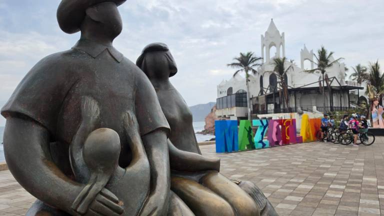La zona de las Letras de Mazatlán amaneció limpia después de los festejos de la noche del martes.