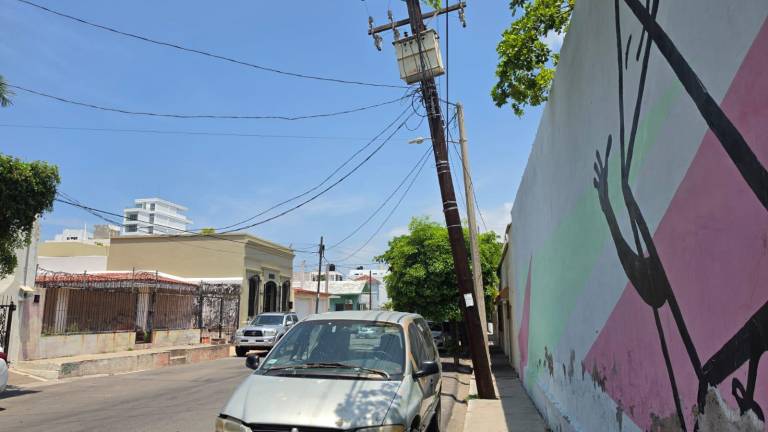 Vecinos del Centro de Mazatlán solicitan una revisión preventiva de las estructuras y del cableado que sostienen los postes para determinar si representan un riesgo.