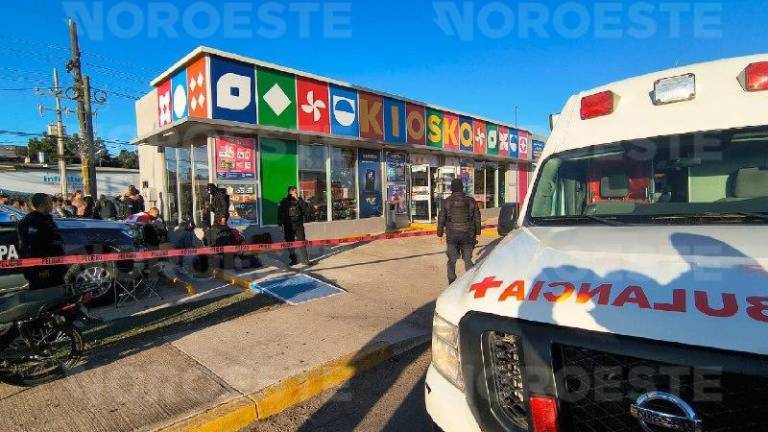 Autoridades de Ahome resguardan la tienda de conveniencia donde madre e hijo perdieron la vida.