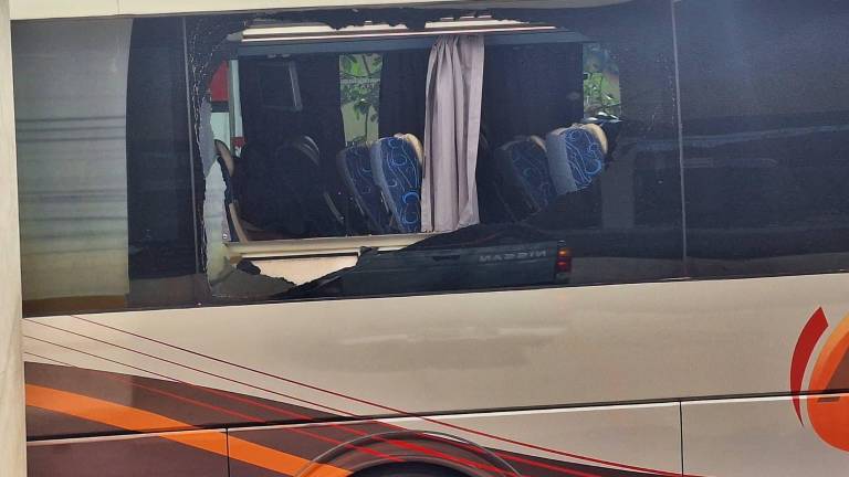 El autobús resultó con un cristal roto tras el ataque registrado en el tramo Villa Unión-El Rosario de la autopista Tepic-Mazatlán.