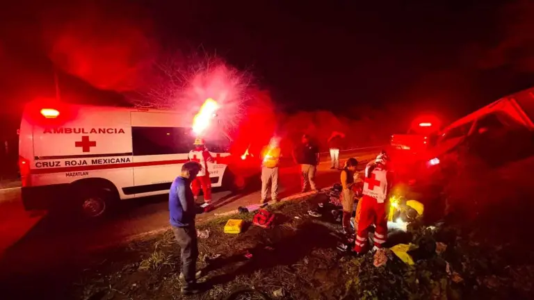 El accidente ocurrió la noche del sábado en la carretera libre Mazatlán-Culiacán, cerca de El Limón de los Peraza, en San Ignacio.