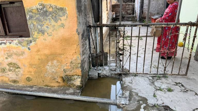 Aunque se han realizado reportes a la Jumapam, vecinos aseguran que el problema no ha sido atendido a fondo.