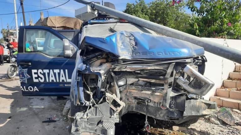 Así quedó la patrulla de los policías estatales que perseguía al grupo armado en la Colonia Díaz Ordaz.