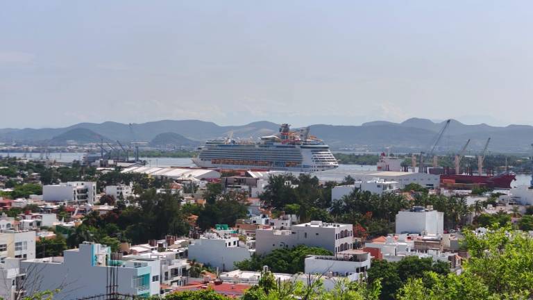 Llegada a Mazatlán del crucero turístico Navigator of the Seas.