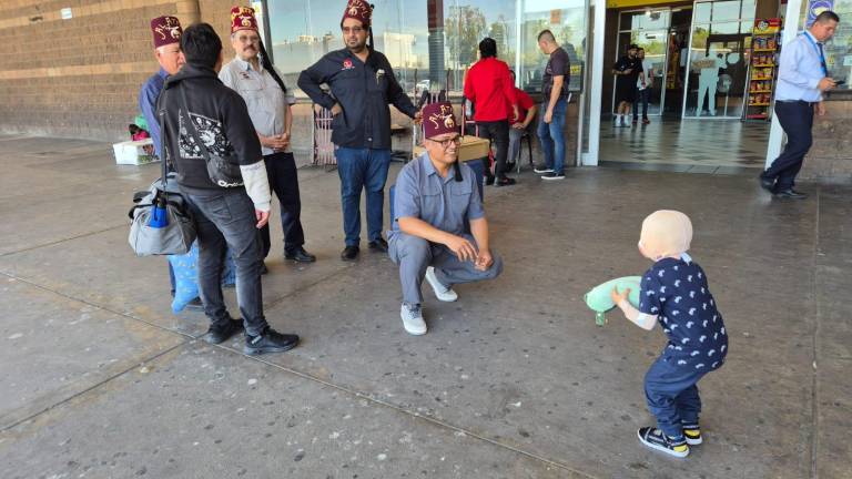 Gael Santiago fue recibido en la Central Camionera de Culiacán por integrantes de los Nobles Shriners y familiares.