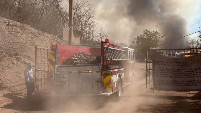 El incendio en el Basurón Municipal continúa tras 12 horas; vecinos reportan caída de cenizas.