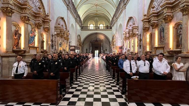 Bomberos de Culiacán inició su festejo con una misa en la Basílica de Nuestra Señora del Rosario.