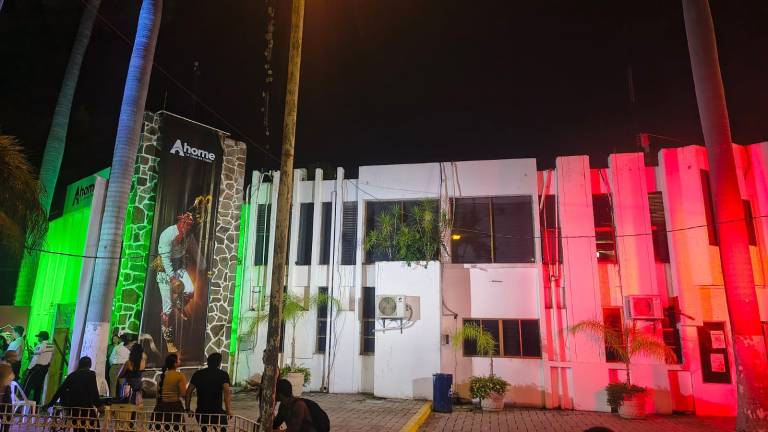 El edificio del Ayuntamiento se vistió de verde, blanco y rojo, marcando la pauta para las festividades del mes patrio.