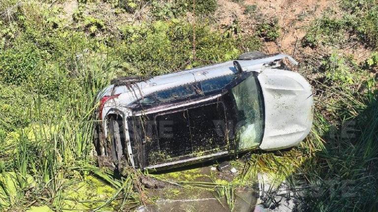 Por exceso de velocidad, la unidad choca y cae al dren “Bayoneta”, dejando a sus dos ocupantes con lesiones.