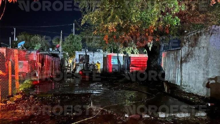 Incendio provocado por ataque con artefacto casero consumió una vivienda durante esta madrugada; la familia salió ilesa.