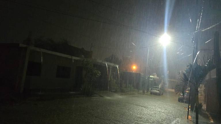 Las calles de Rosario quedaron anegadas tras las intensas lluvias registradas por la influencia de la tormenta tropical Raymond.