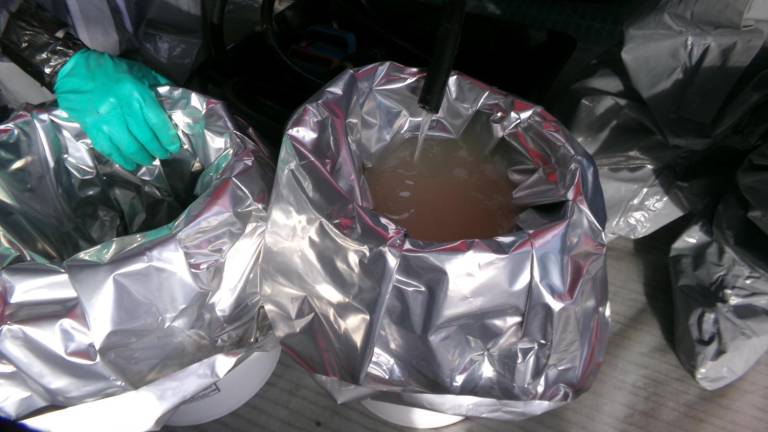 El producto fue localizado en el tanque de combustible de un tractocamión comercial.