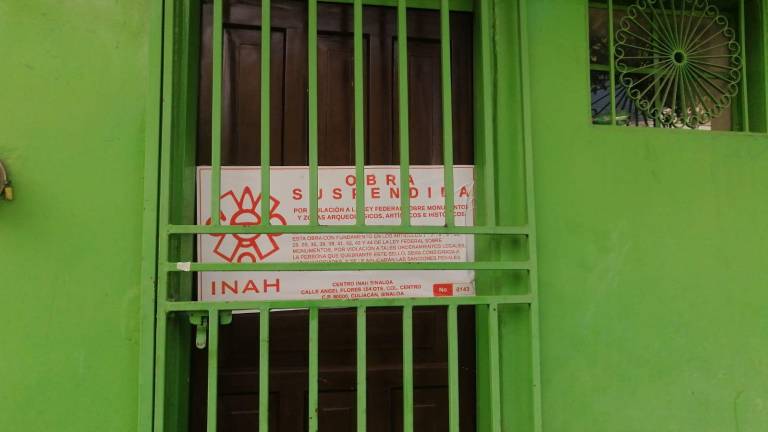 INAH coloca letrero de suspensión a la casa del ‘Chino Billetero’; prohíbe sacar piezas