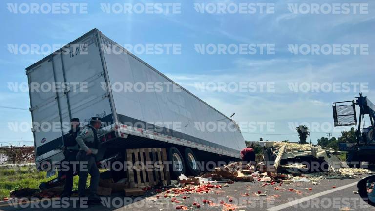 Dos tráileres chocaron en la Maxipista Culiacán-Mazatlán, a la altura del kilómetro 101.