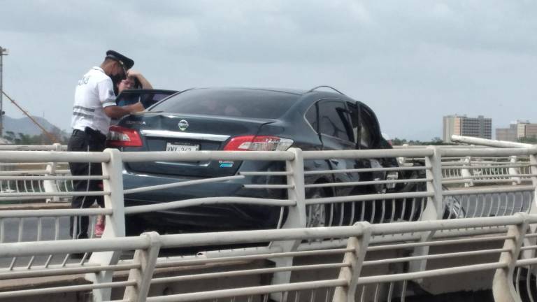Se accidenta otro vehículo en el puente del Palmito, en Culiacán