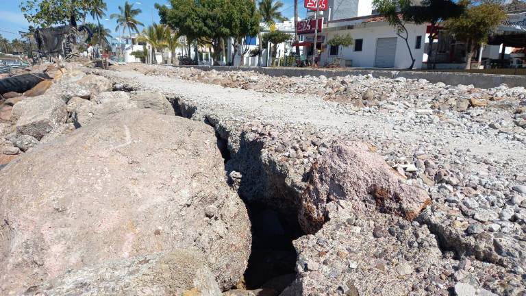 La piedra reforzaría el muro de los embates de las olas