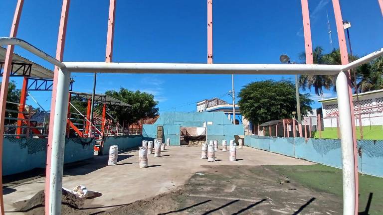 Se retira el pasto sintético de la cancha.