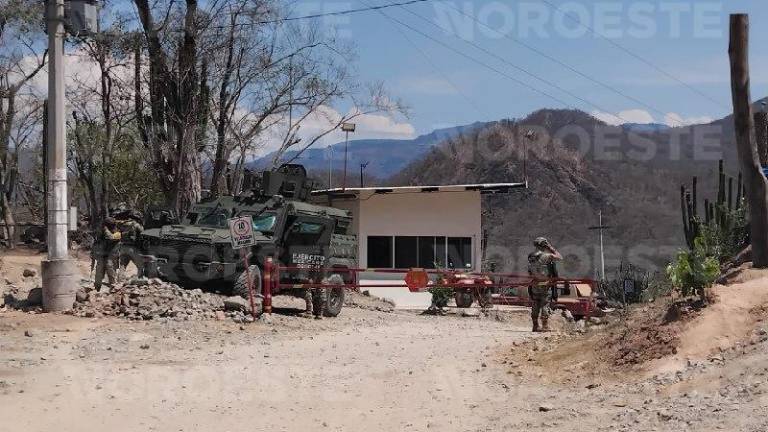 Rescate en mina Santa Fe continúa; cuerpos de auxilio extraen agua para llegar a mineros atrapados.