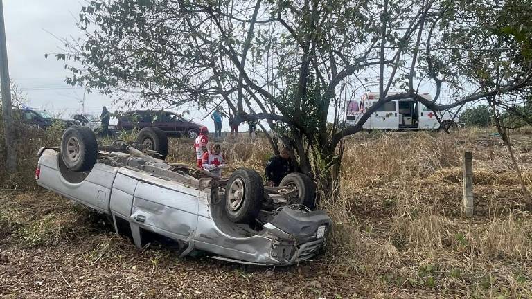 La camioneta quedó volcada en el lugar conocido como Santa Anita.