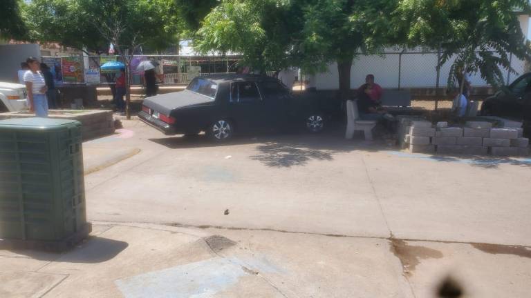 Padres de familia de un jardín de niños en Alturas del Sur, piden retirar vehículos que generan caos vial en el sector.