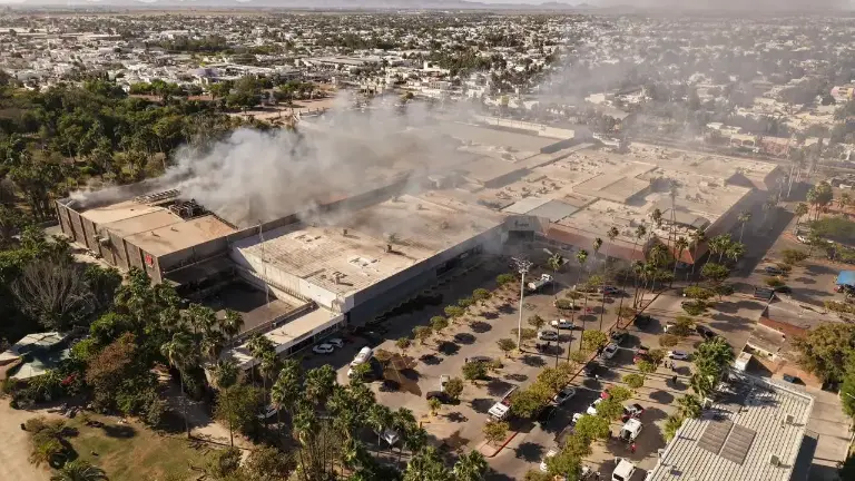 Corporaciones de emergencia continúan trabajando en la zona afectada mientras avanzan las investigaciones sobre el origen del incendio.