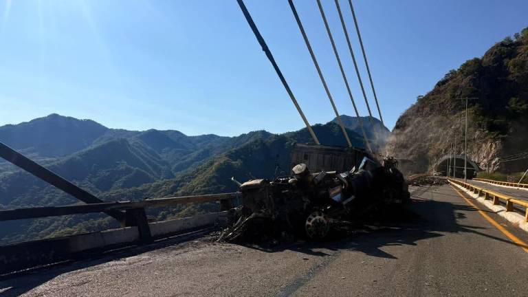 Un tráiler se volcó e incendió sobre el Puente El Carrizo de la autopista Durango-Mazatlán.