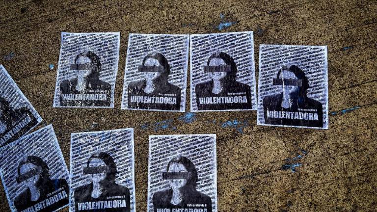 Mujeres en Culiacán pegaron posters con el rostro de la diputada y con una línea de censura en sus ojos, en respaldo de la funcionaria de la SEMujeres sancionada.