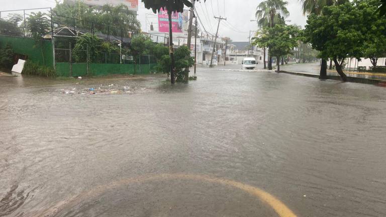 Algunas avenidas de Mazatlán se han inundado debido a las lluvias que se registran este lunes.