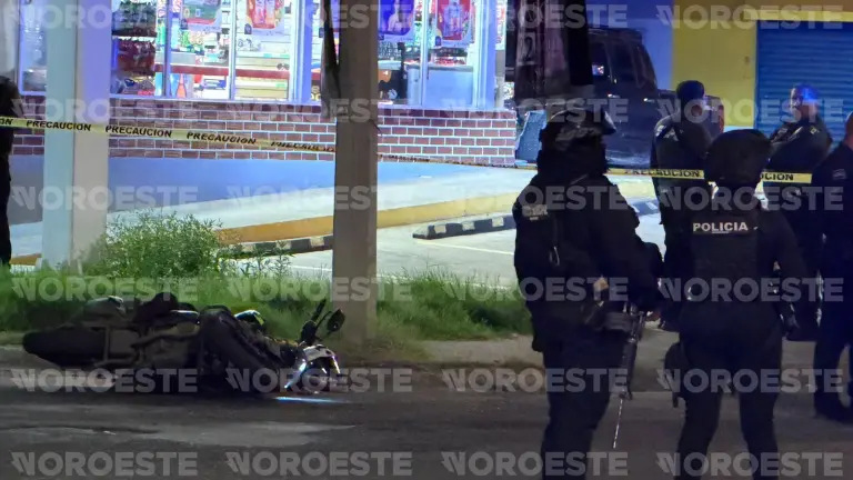 Un motociclista murió y el conductor de un Toyota Yaris resultó herido durante un ataque armado registrado en el Fraccionamiento El Toreo.