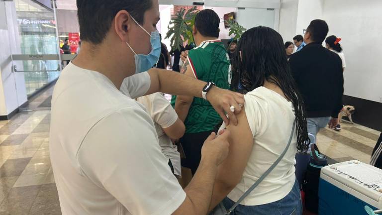 Decenas de familias aprovecharon el marco del Día de San Valentín para acudir a los macrocentros y proteger a sus seres queridos.