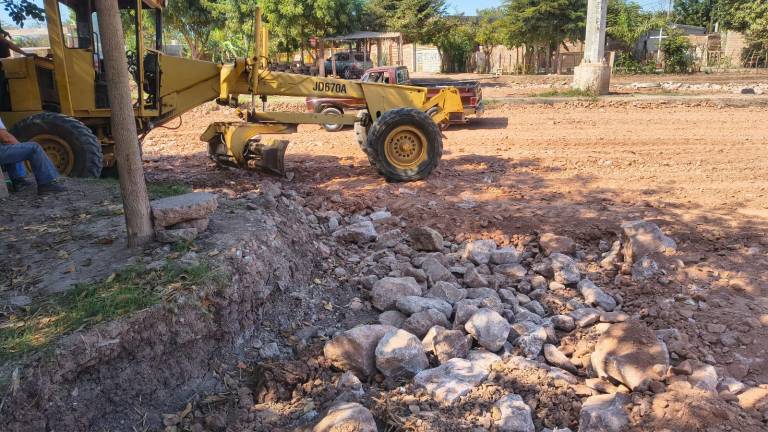 Ya se observa maquinaria y personal realizando “trabajos previos” para preparar el terreno.