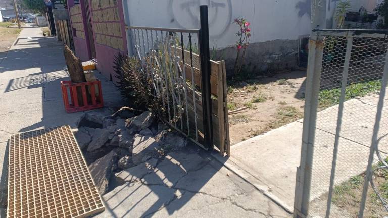 Vecinos del Infonavit Jabalíes denuncian un socavón que tiene más de un año y no se ha reparado.