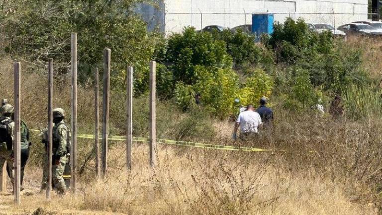 Autoridades resguardan el área tras el hallazgo de un hombre sin vida.