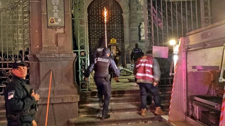 El portón de la Catedral de Puebla fue incendiado en la madrugada de este sábado.