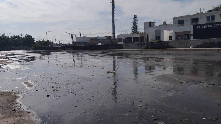 Fugas de aguas negras en el Infonavit Alarcón de Mazatlán.