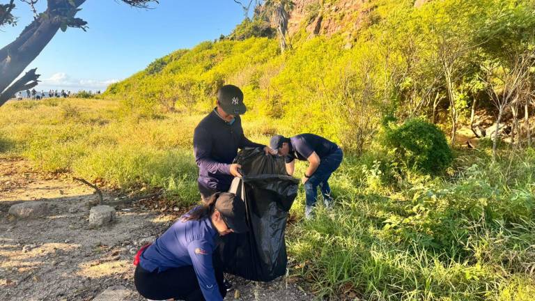 Voluntarios participaron en la jornada de limpieza del Faro de Mazatlán, recolectando residuos para conservar el espacio natural y turístico.