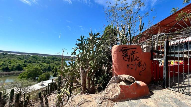 Grafiti, basura acumulada y daños visibles en infraestructura marcan actualmente las inmediaciones del Museo de El Fuerte.