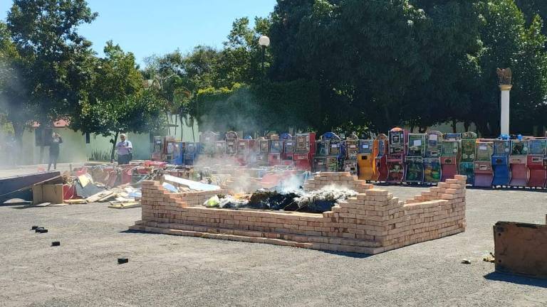 Autoridades federales llevaron a cabo la incineración de narcóticos y destrucción de máquinas tragamonedas en instalaciones militares de Tepic.