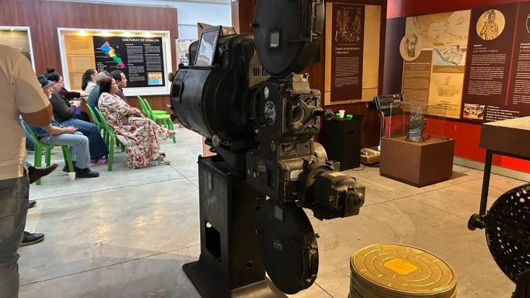 El encuentro incluyó la exhibición de un antiguo proyector Simplex X-L como símbolo del patrimonio cinematográfico local.