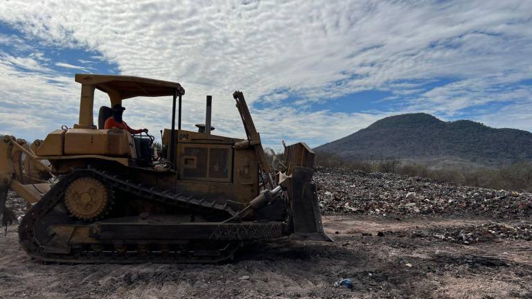 El departamento de Servicios Públicos Municipales de Rosario realiza las labores de limpieza del Basurón.