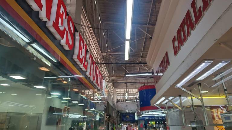 Locatarios del Mercado Miiguel Hidalgo, de la Colonia Juárez en Mazatlán, esperan que se repare el techo antes de la temporada de lluvias.