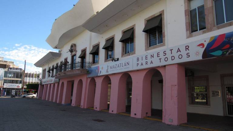 El Palacio Municipal de Mazatlán luce nueva imagen en blanco y rosa, lo que provocó reacciones entre ciudadanos en redes sociales.